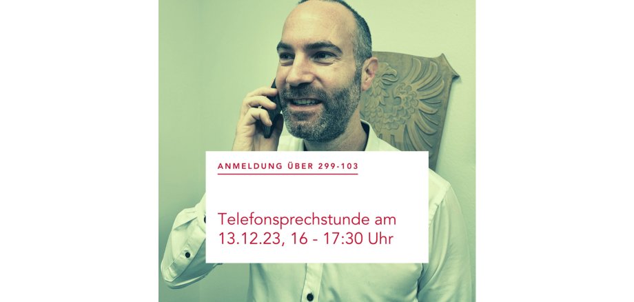 Mann mit Bart am Telefonieren