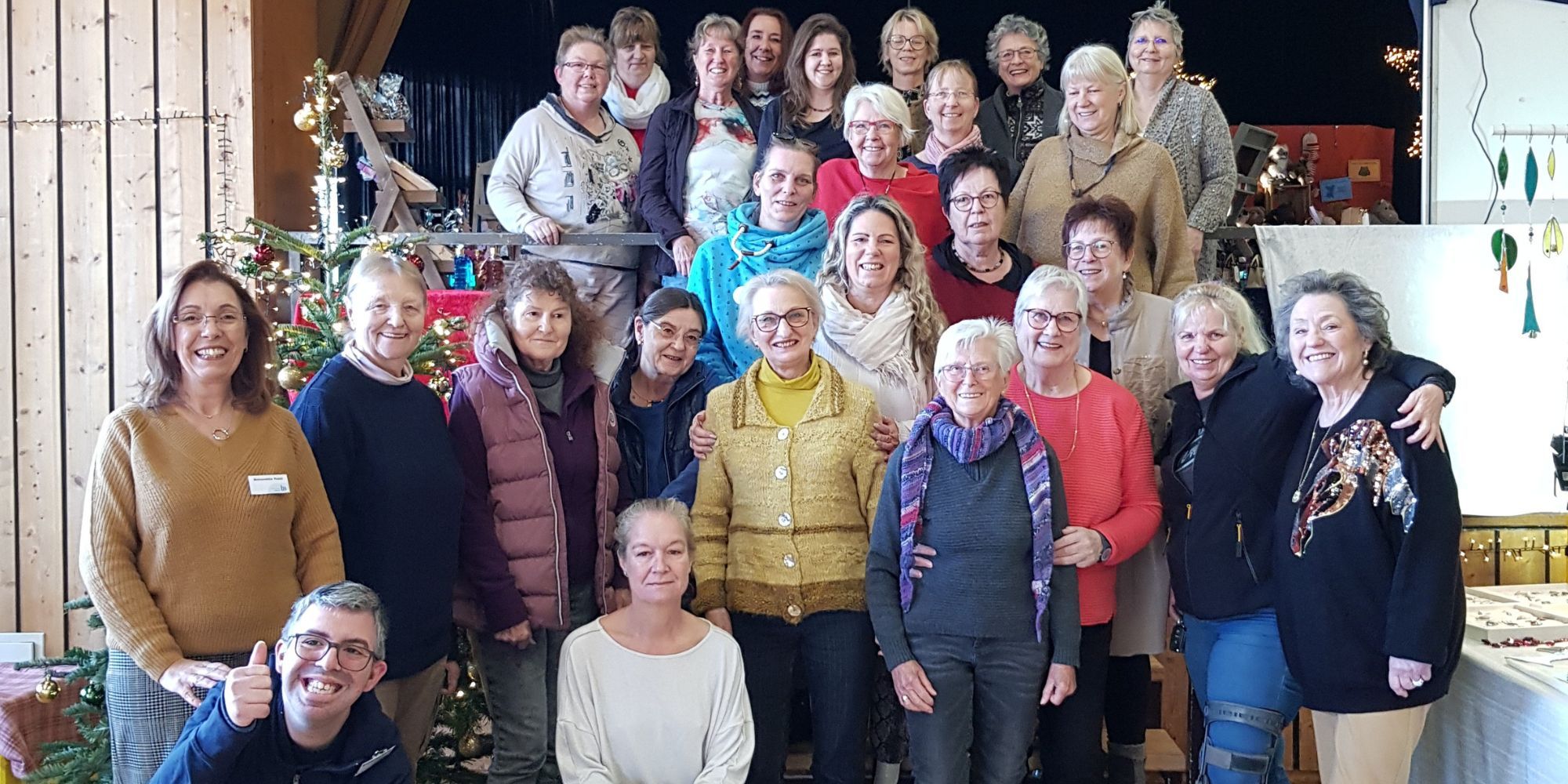 Gruppenfoto Aussteller Kunsthandwerkermarkt