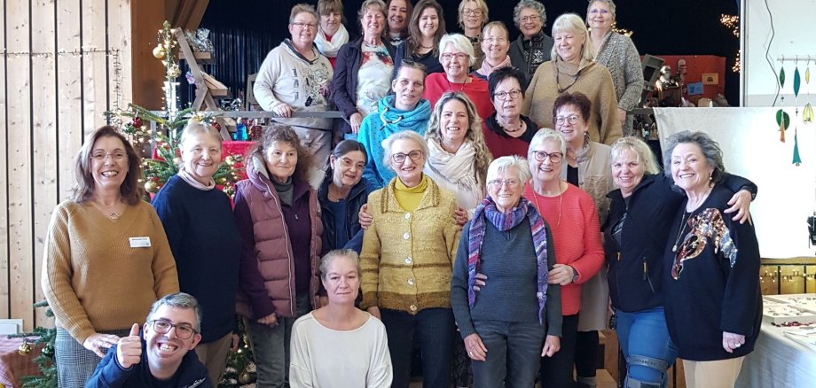 Gruppenfoto Aussteller Kunsthandwerkermarkt