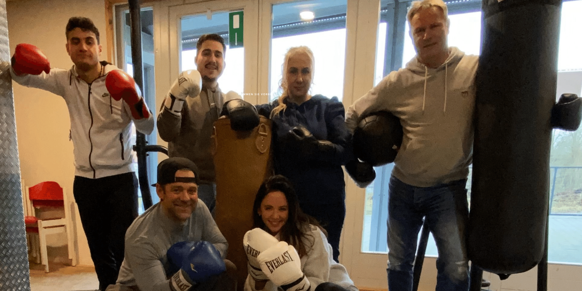 Mehrere Personen mit Boxhandschuhen