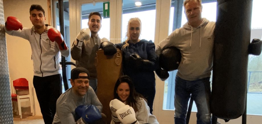 Mehrere Personen mit Boxhandschuhen