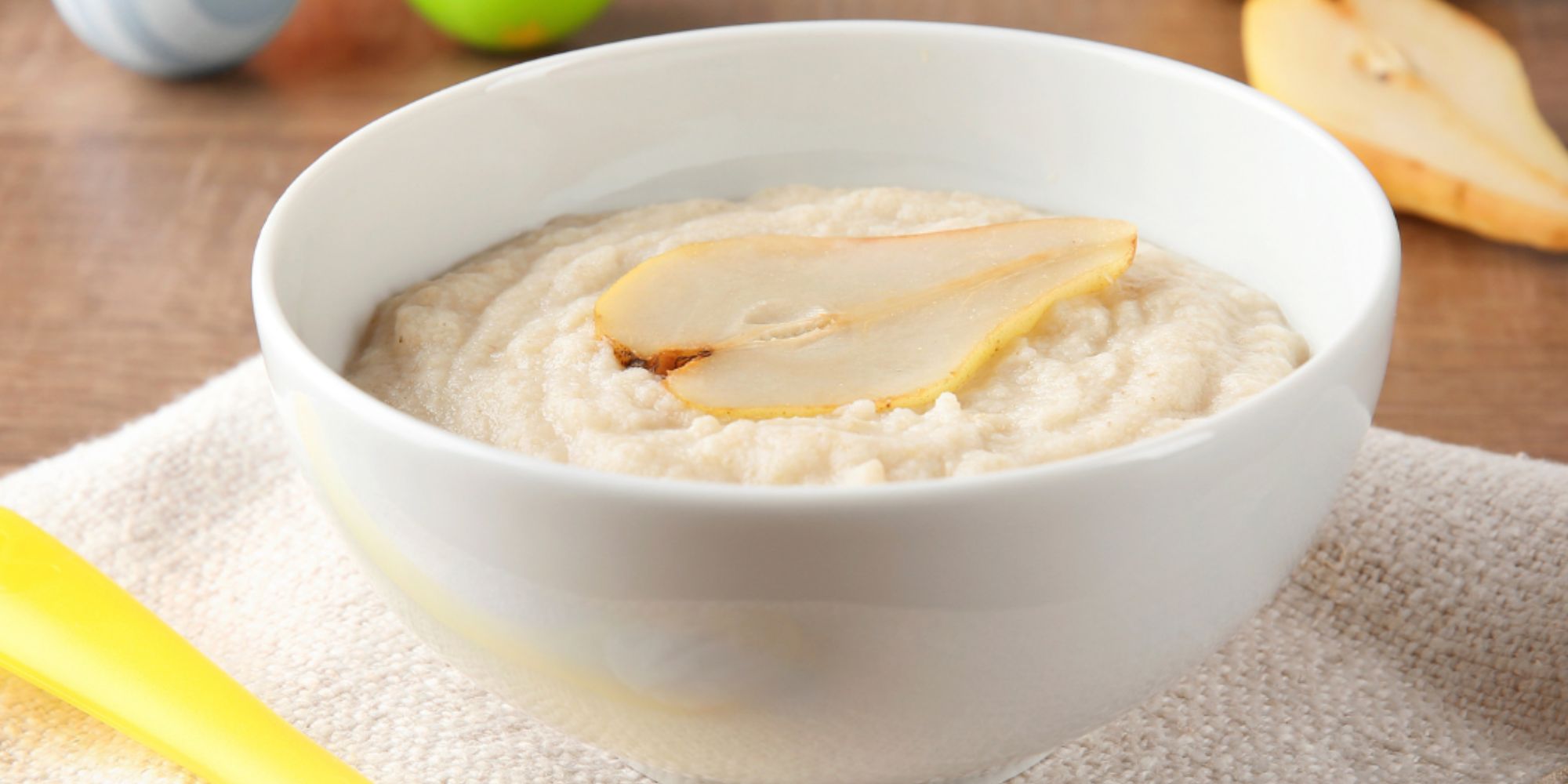 Tasse mit Brei und Löffel dazu