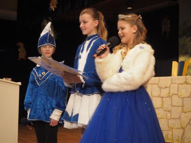 Drei Kinder, verkleidet auf der Bühne stehend