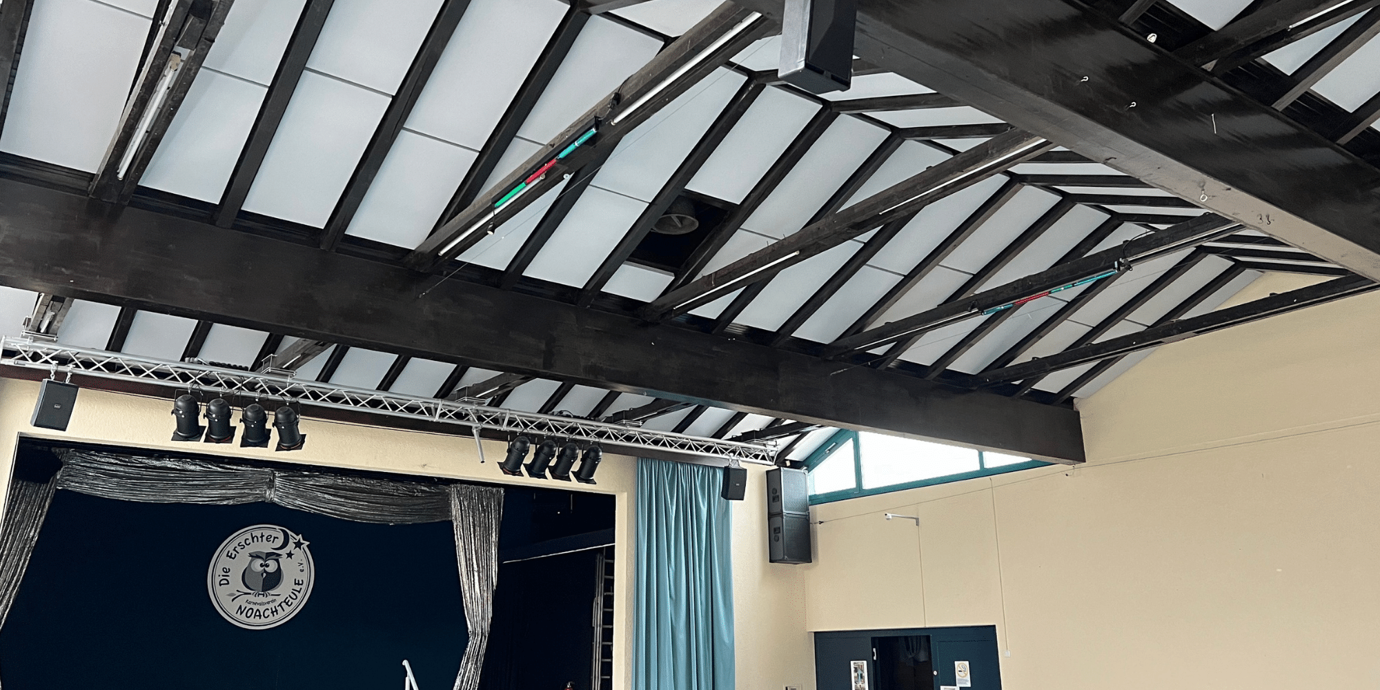 Decke mit Lautsprechern der Mehrzweckhalle Erbstadt