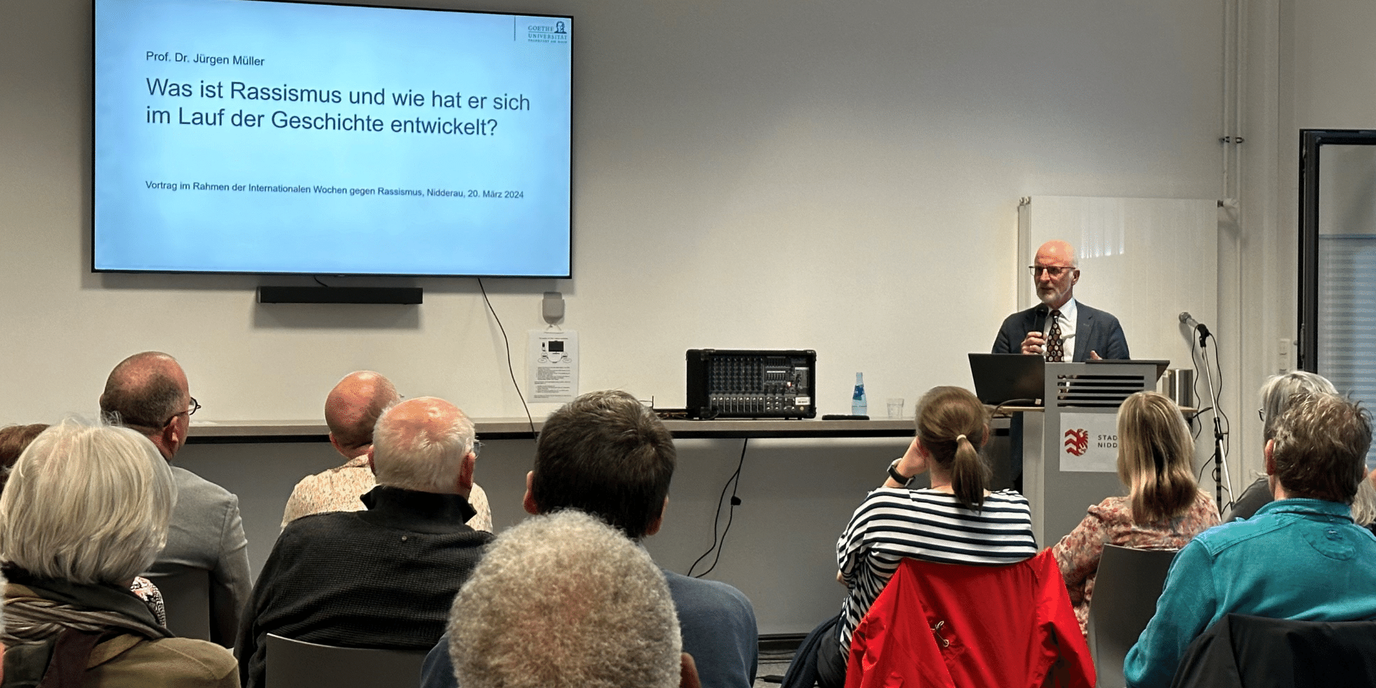 Großes Display mit einem sitzenden Publikum davor