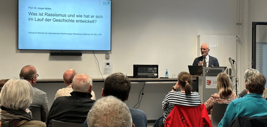 Großes Display mit einem sitzenden Publikum davor