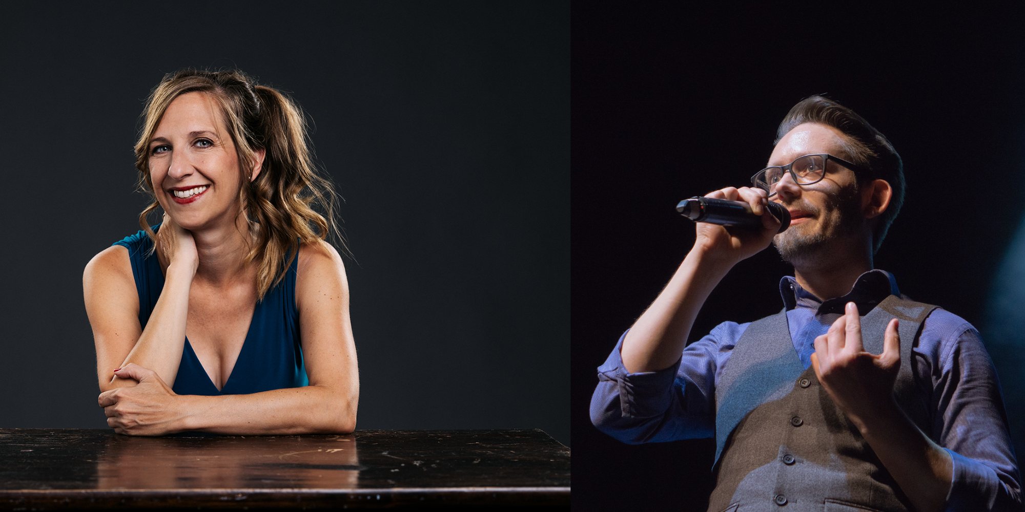 Frau sitzt lächelnd am Tisch, Mann spricht in ein Mikrofon