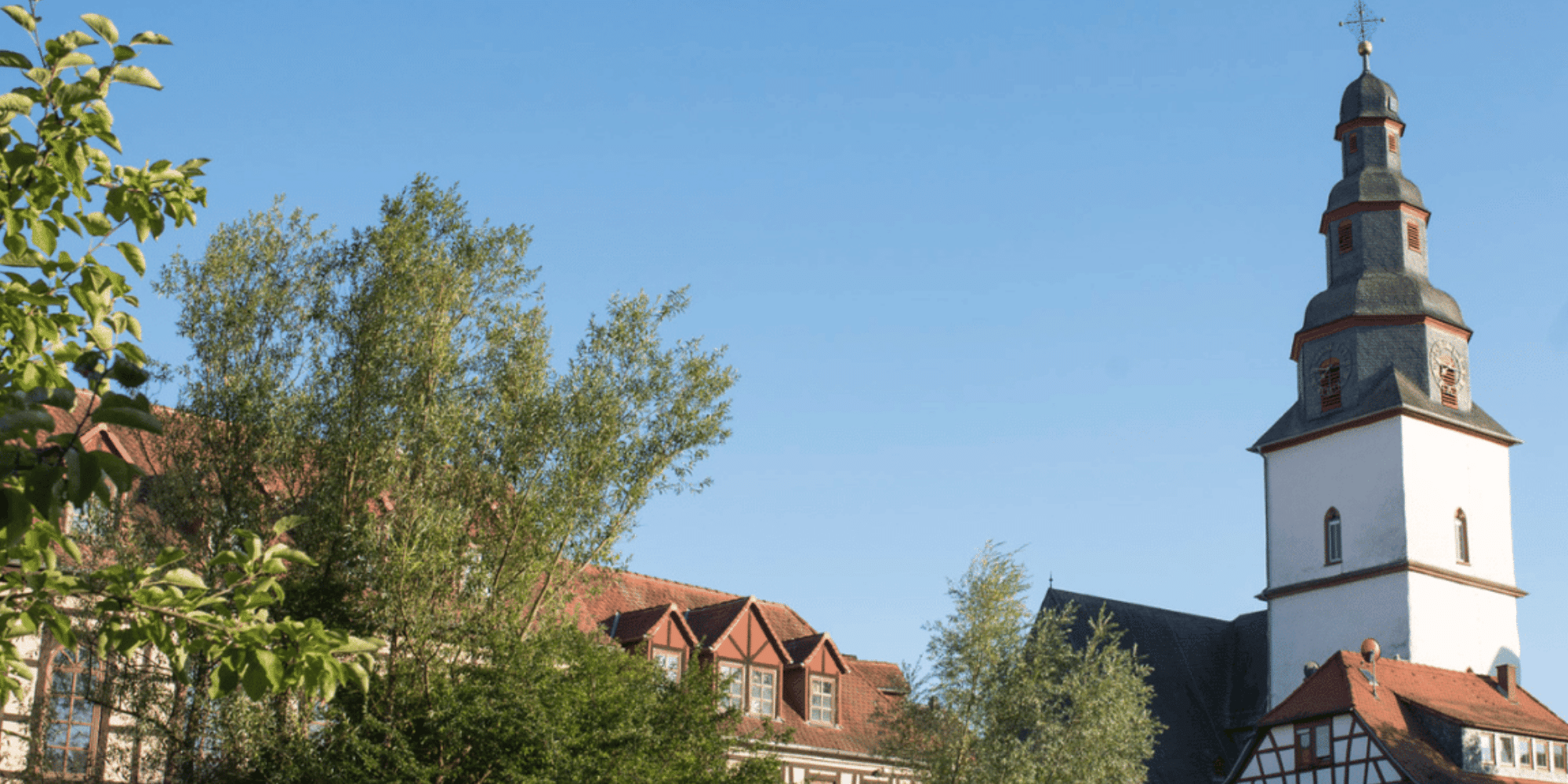 Kirchturm und Häuserkulisse Windeckens