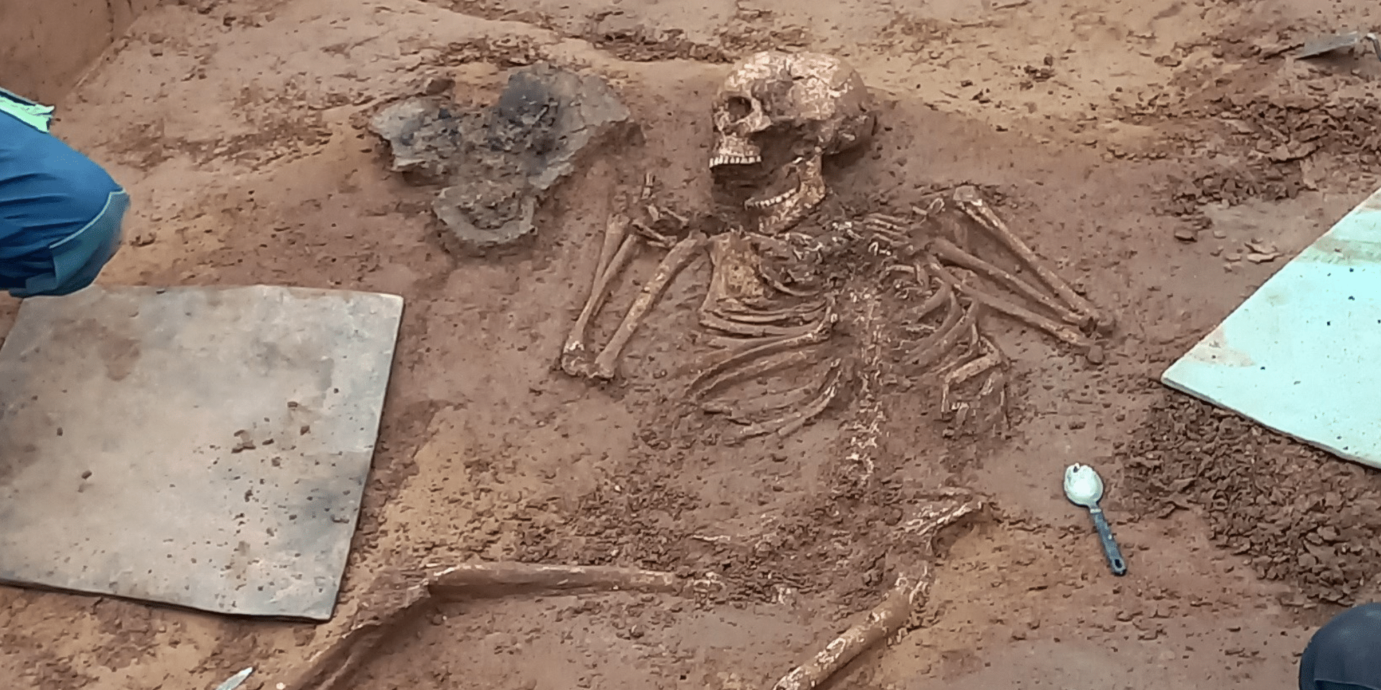 Skelett liegend an einer archäologischen Ausgrabungsstätte in Ostheim