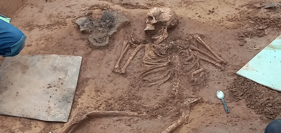 Skelett liegend an einer archäologischen Ausgrabungsstätte in Ostheim