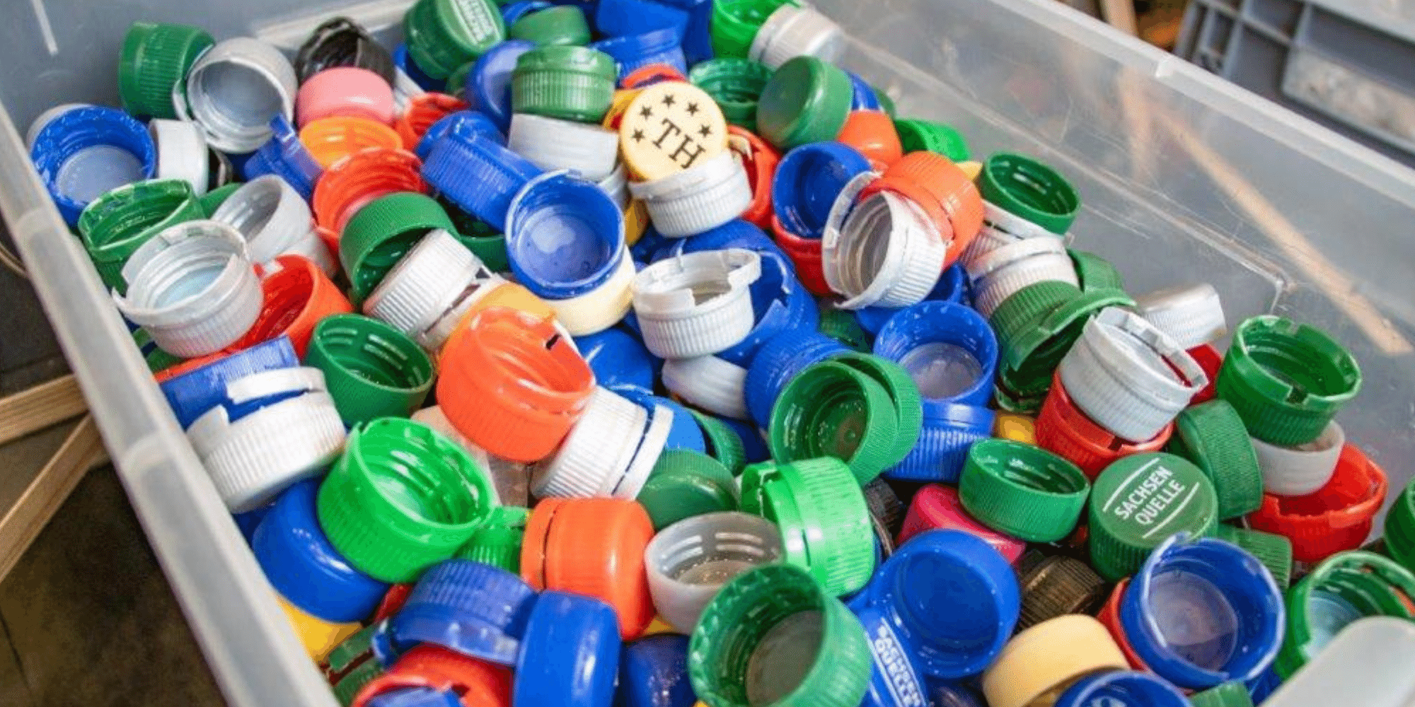 Unterschiedlich farbige Plasikflaschendeckel in einer Box