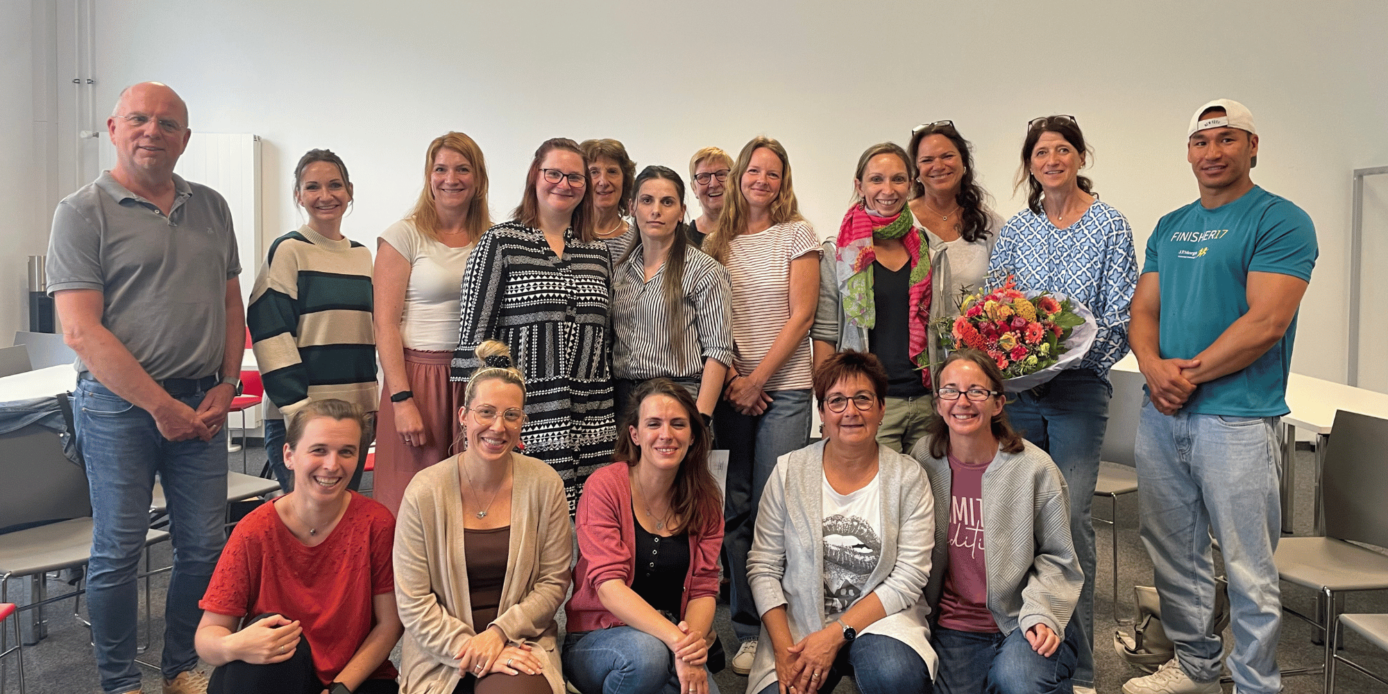 Mehrere Personen stehend und kniend zusammen