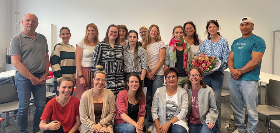 Mehrere Personen stehend und kniend zusammen