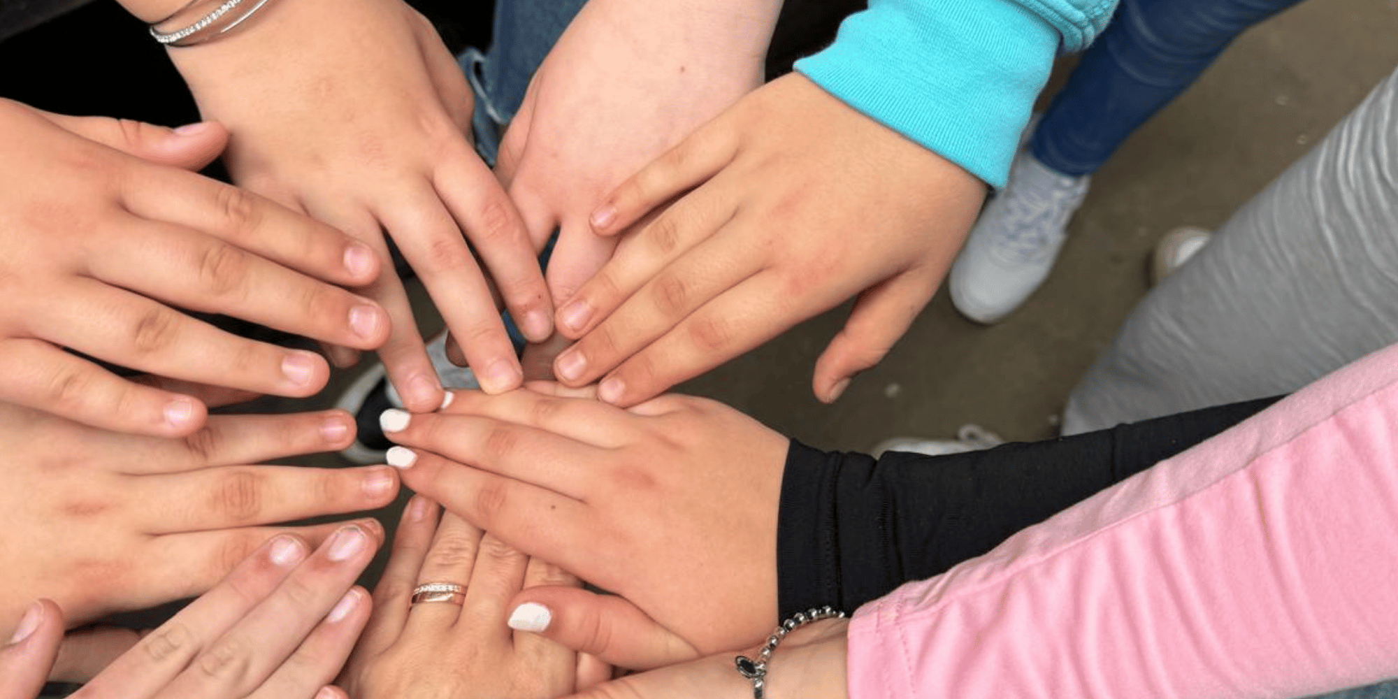 mehrere Hände übereinander