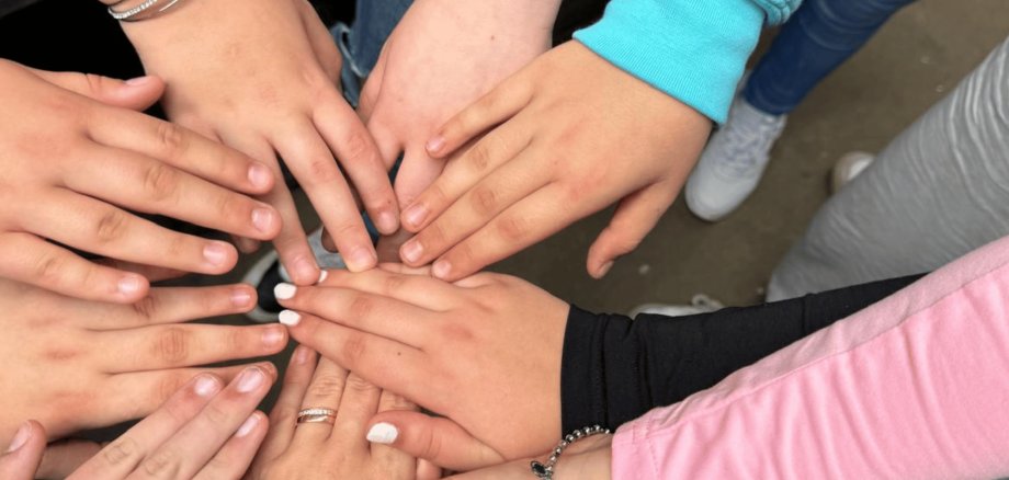 mehrere Hände übereinander