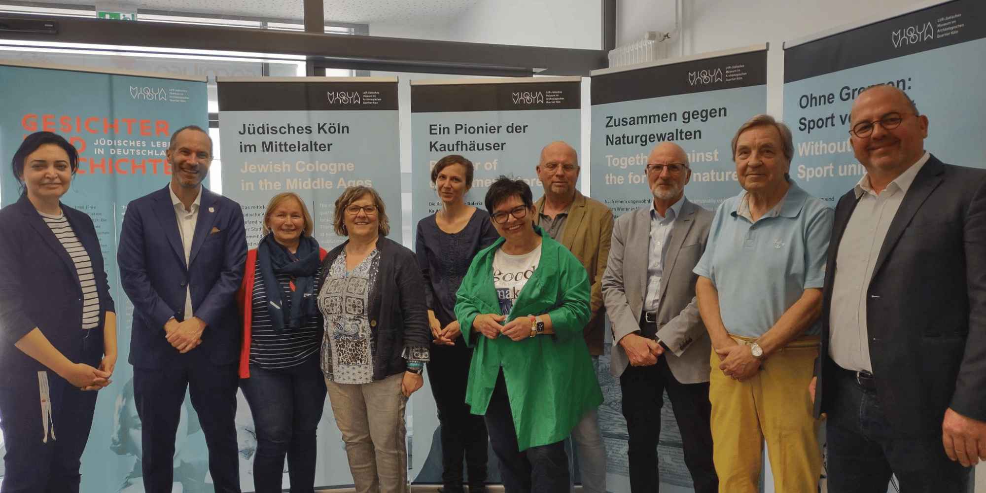 Mehrere Personen stehend