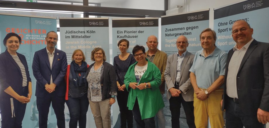 Mehrere Personen stehend