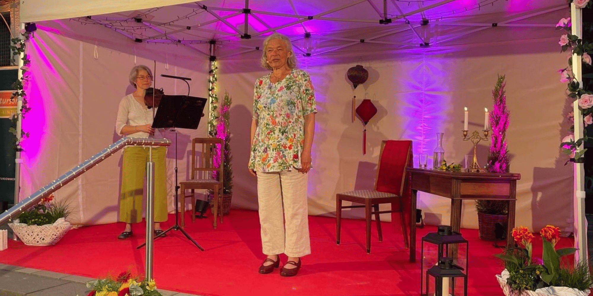 Frau stehend auf einer bunt beleuchteten Bühne