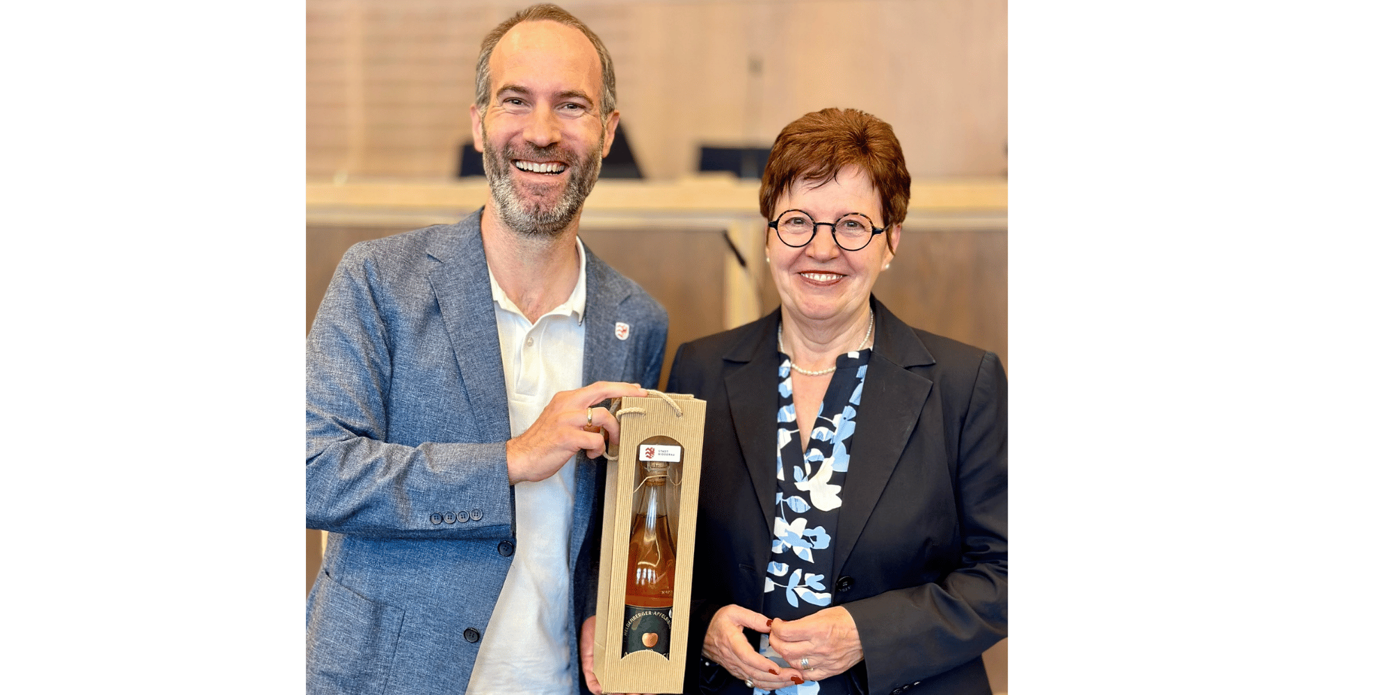 1 Mann und 1 Frau stehend