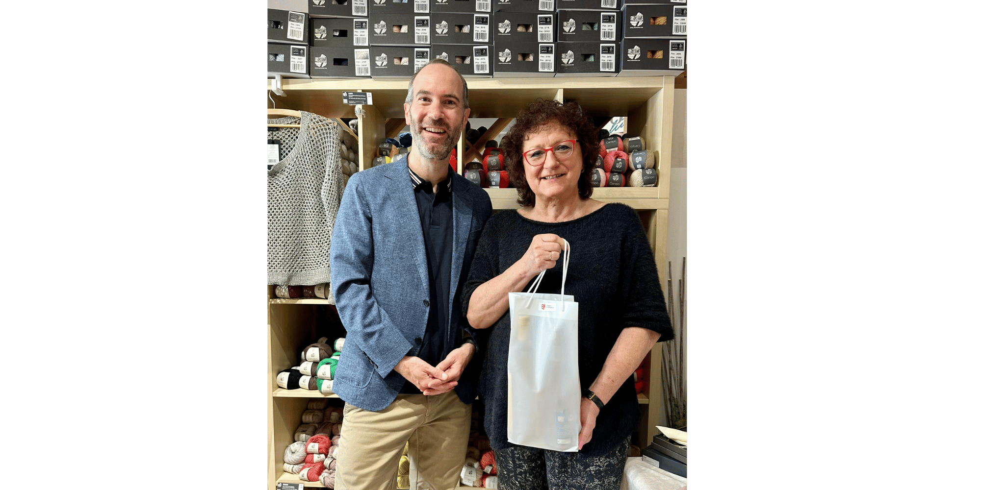 1 Mann und 1 Frau stehend in einem Geschäft