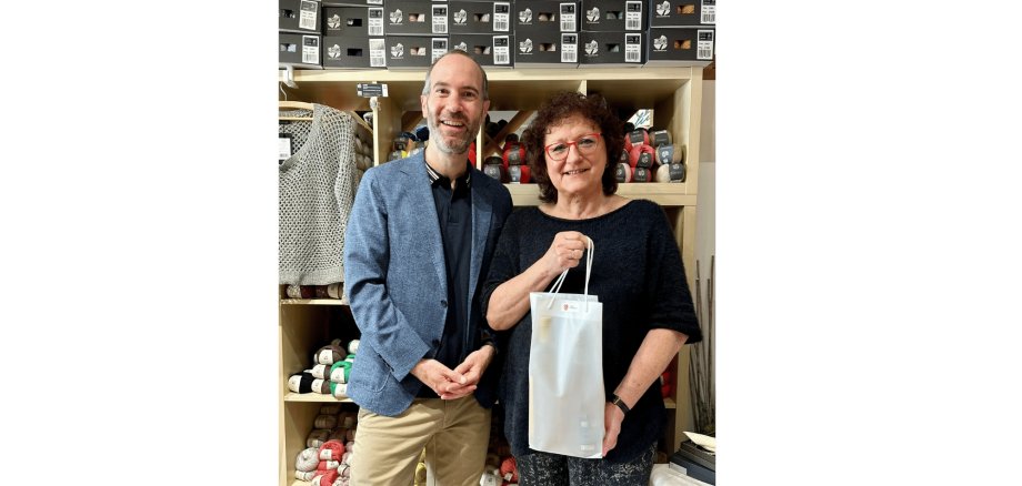 1 Mann und 1 Frau stehend in einem Geschäft