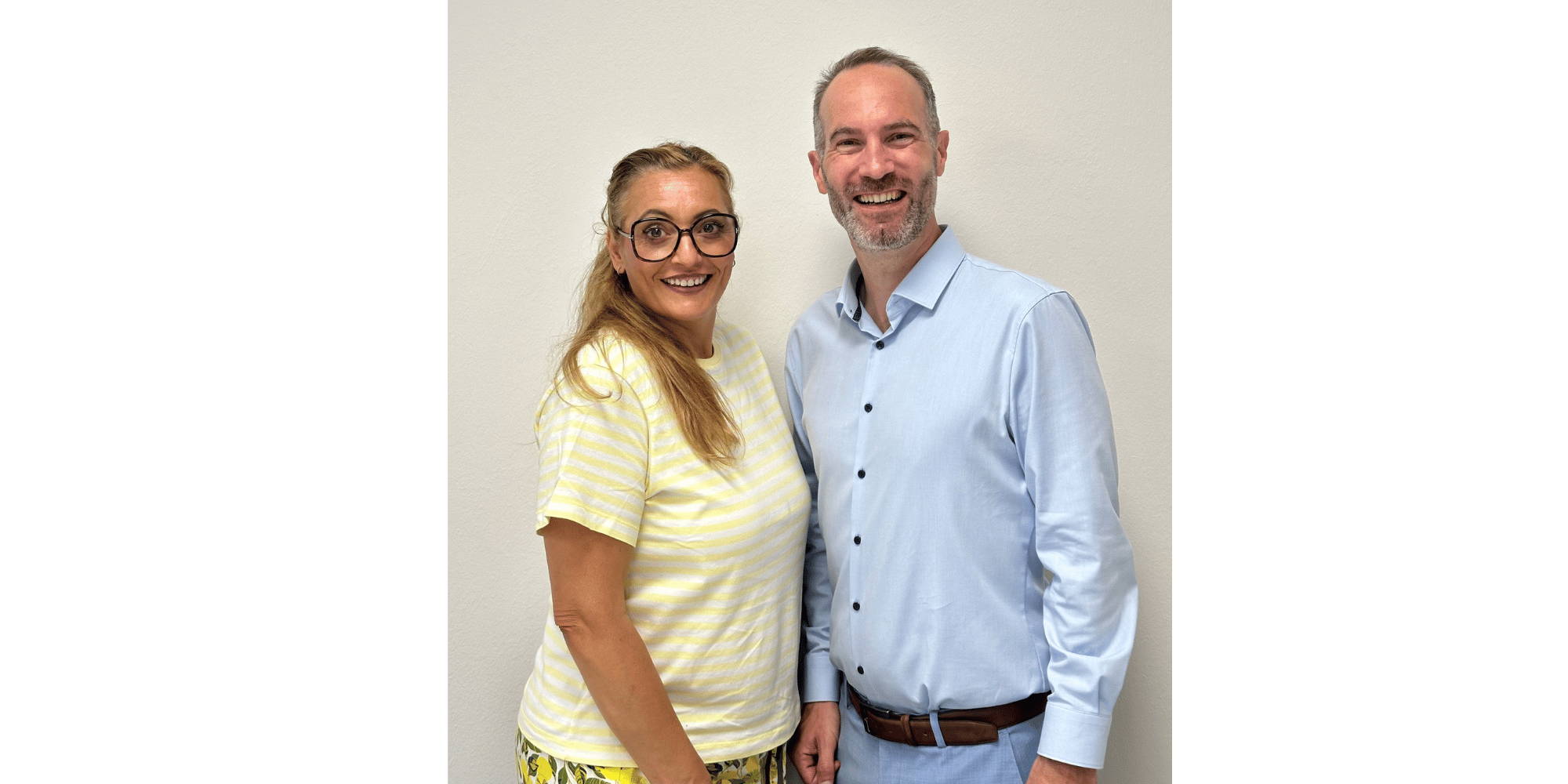 1 Mann und 1 Frau stehend