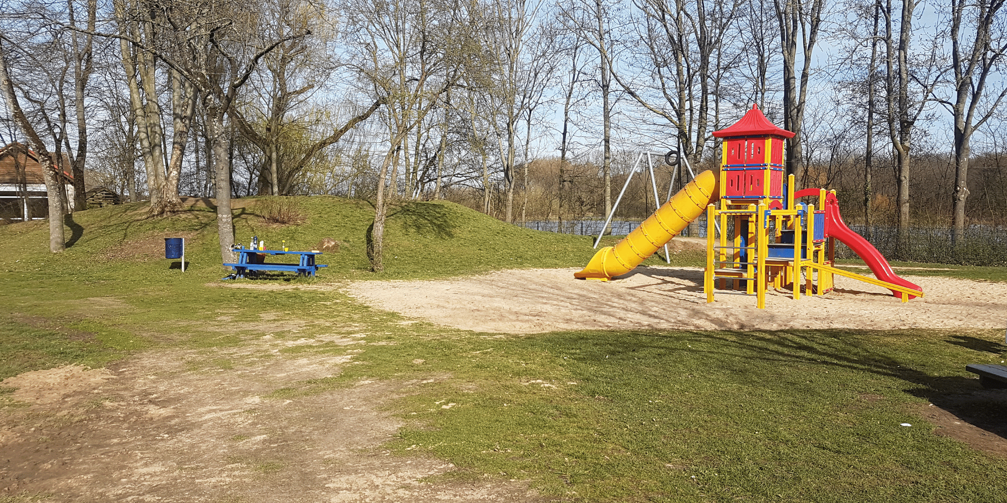 Wiese mit einer Spielplatz-Rutsche