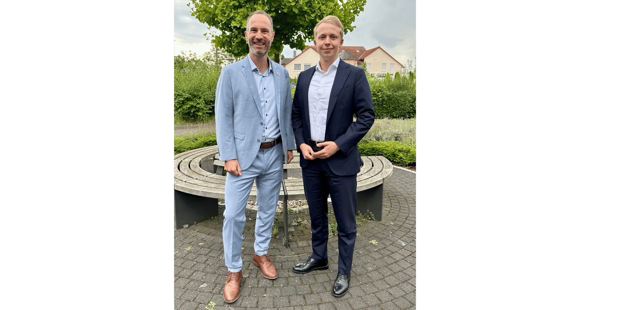 zwei Männer stehend