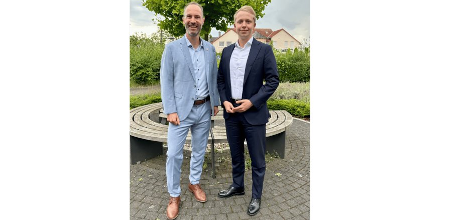 zwei Männer stehend