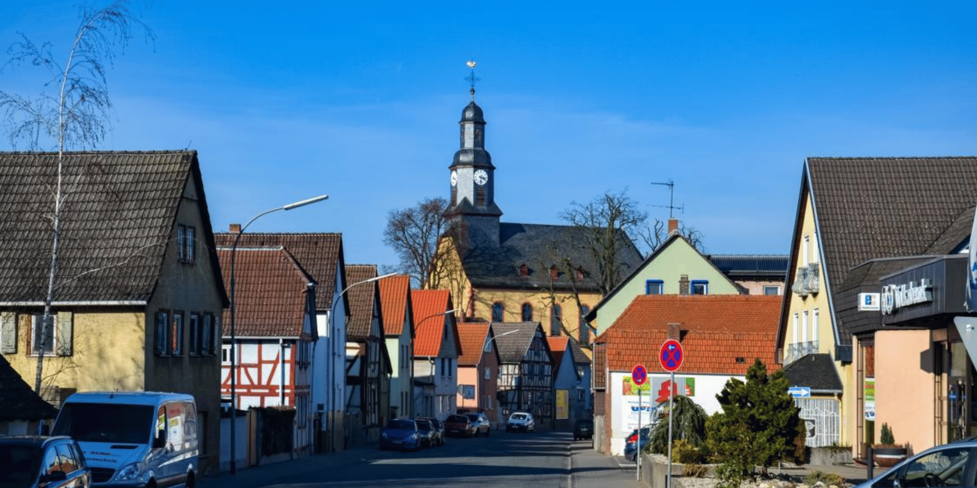 Altstadt von Heldenbergen - Häuserfassaden und ein Kirchturm
