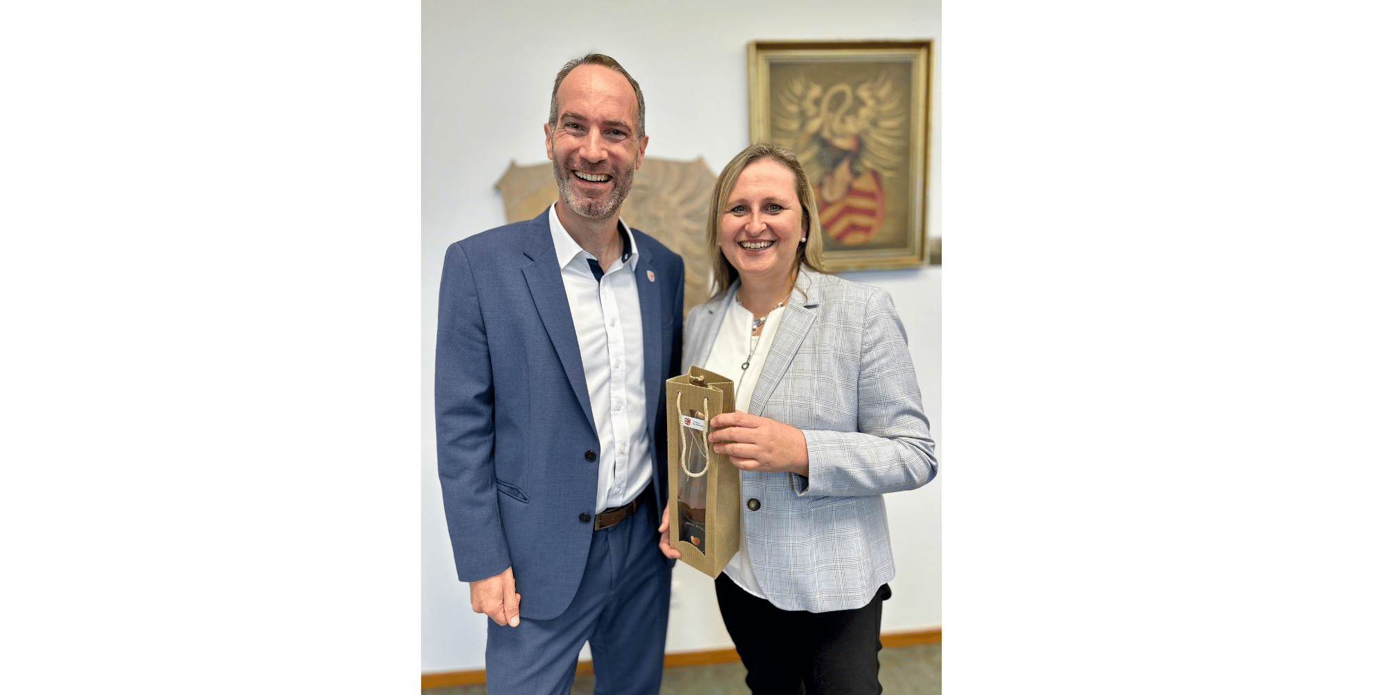 Ein Mann und eine Frau stehend und lächelnd