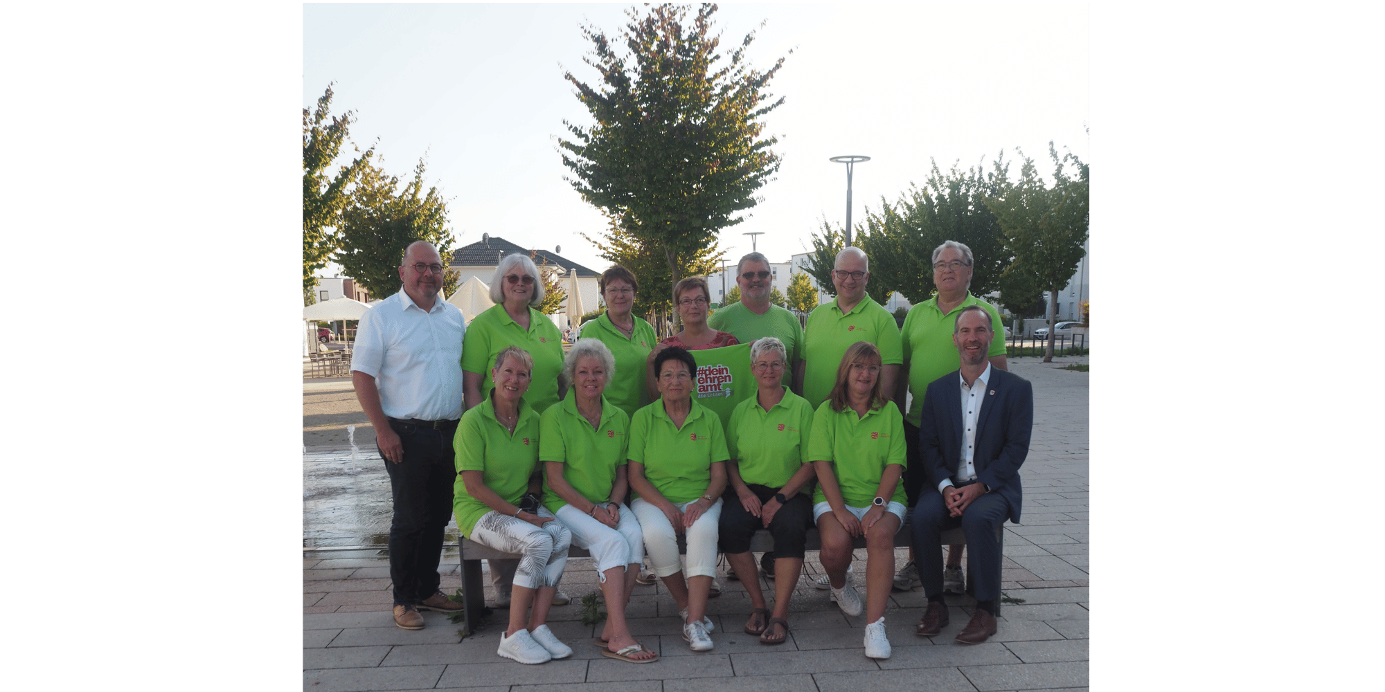 stehend 3 Frauen und 4 Männer, sitzend 5 Frauen und 1 Mann