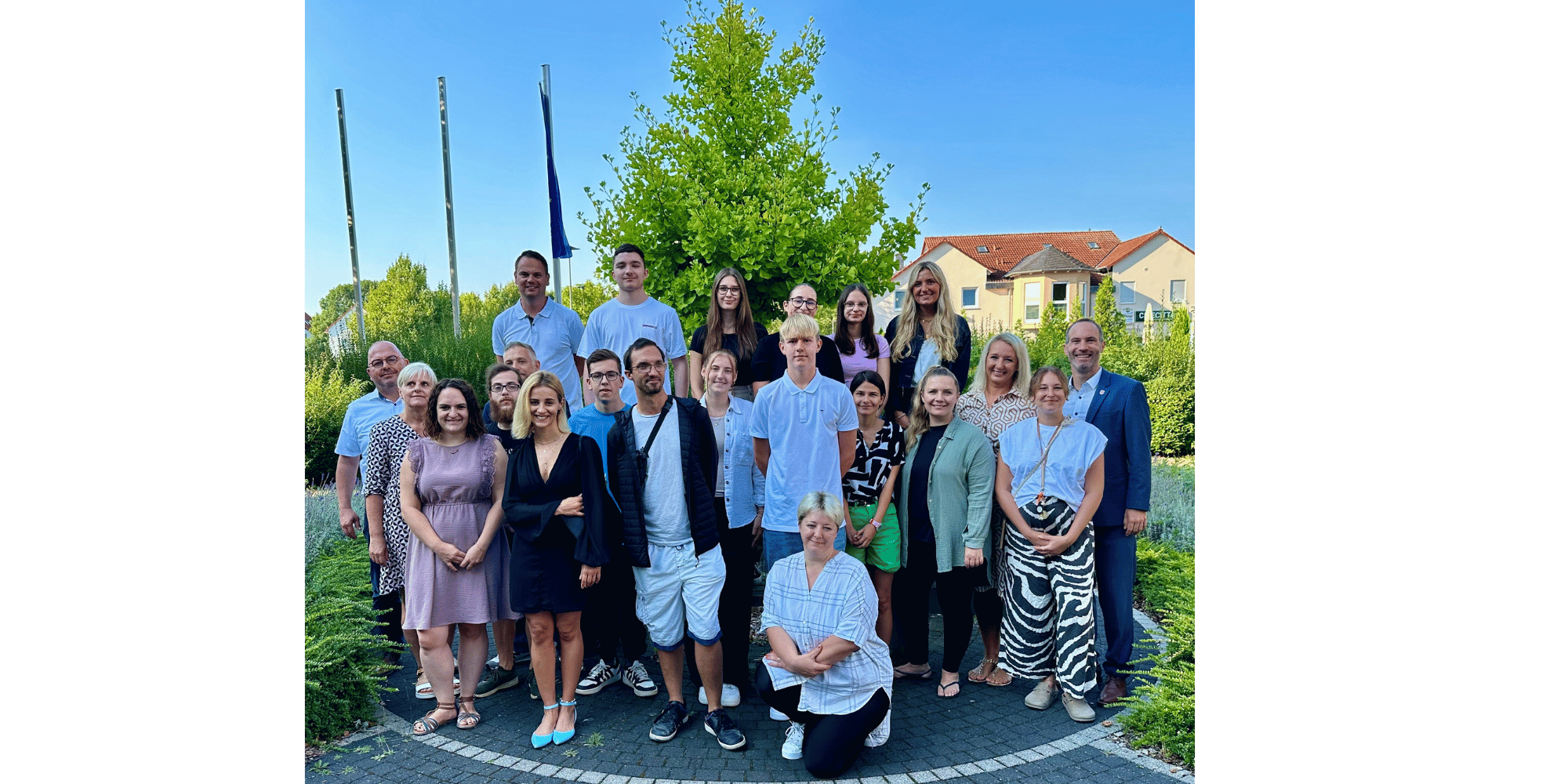 13 Frauen und  9 Männer stehend