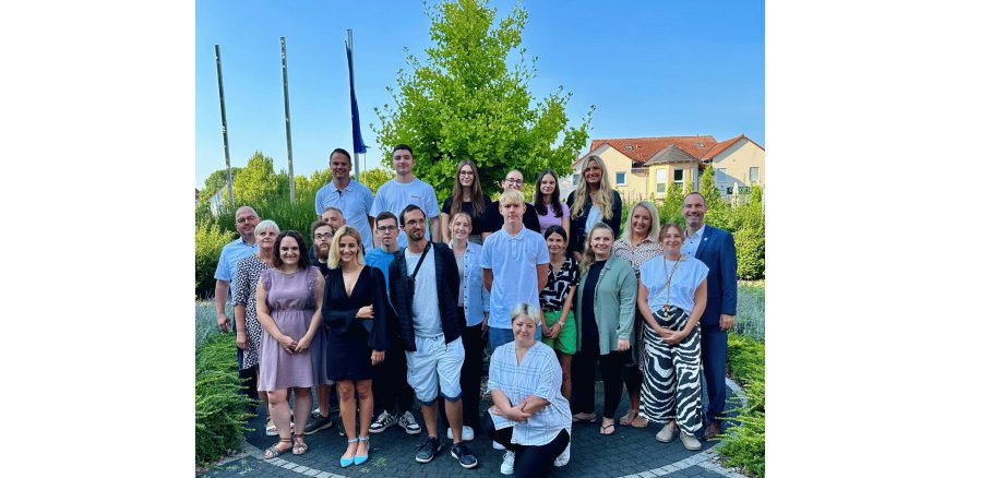 13 Frauen und  9 Männer stehend