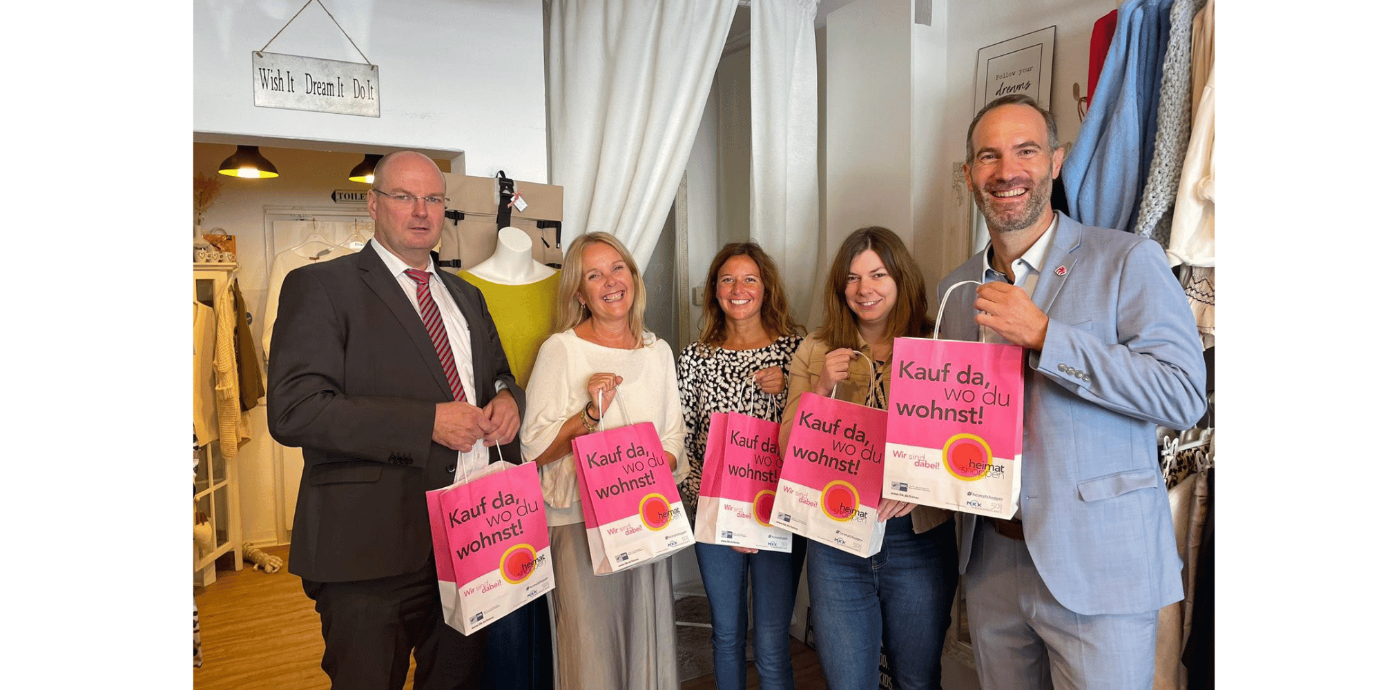 3 Frauen und 2 Männer stehend in einem Geschäft