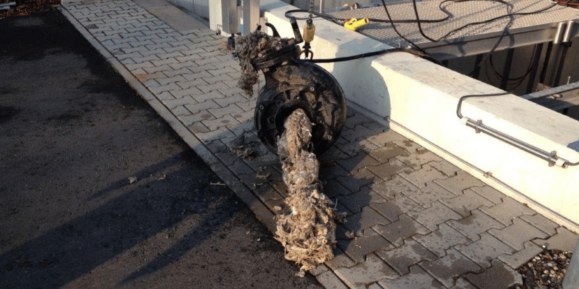 Zopf aus verklumpten Feuchttüchern