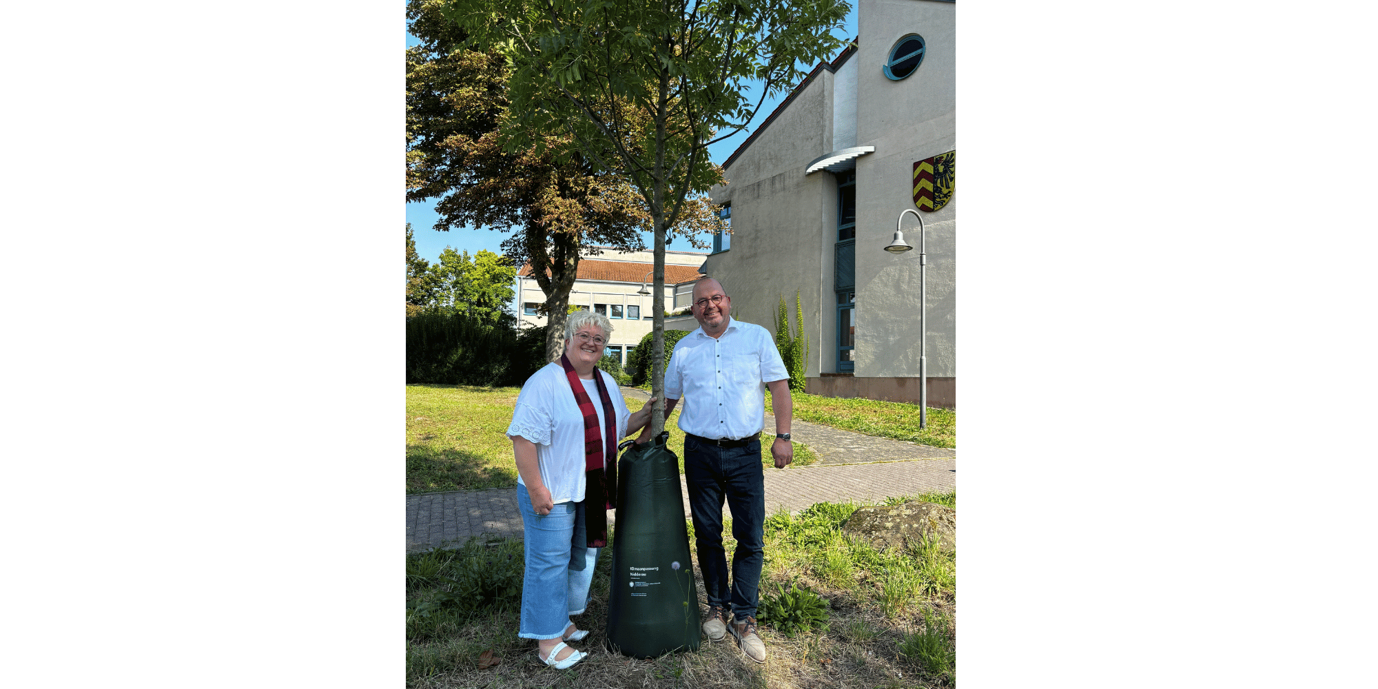Mann und Frau halten sich an einem Baumstamm fest