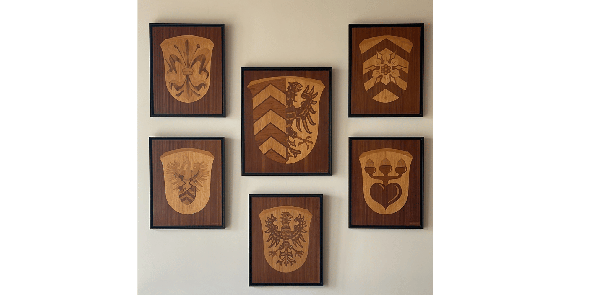 Holzvertäfelte Wappen