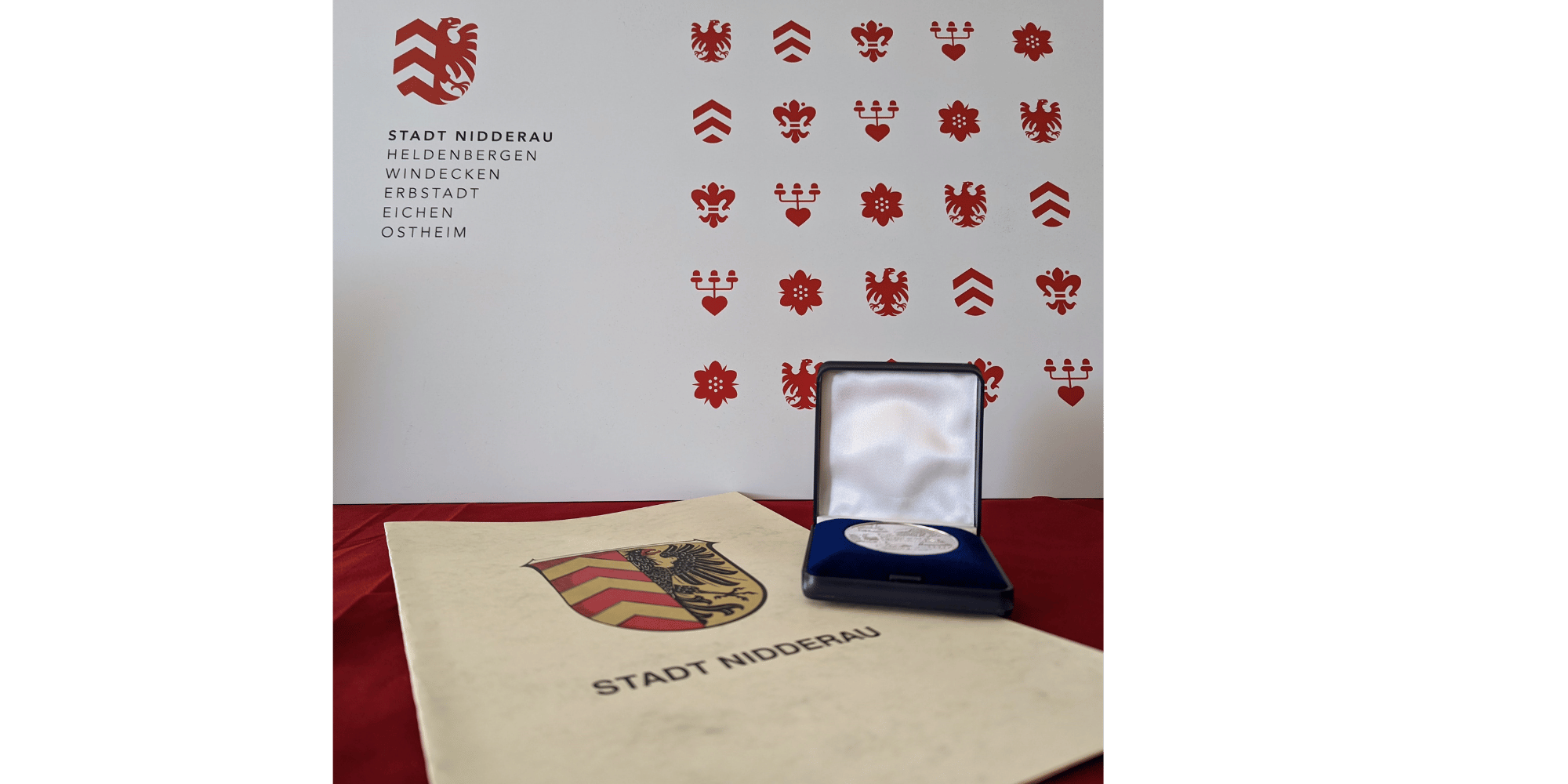 Wappen und Medaille der Stadt Nidderau