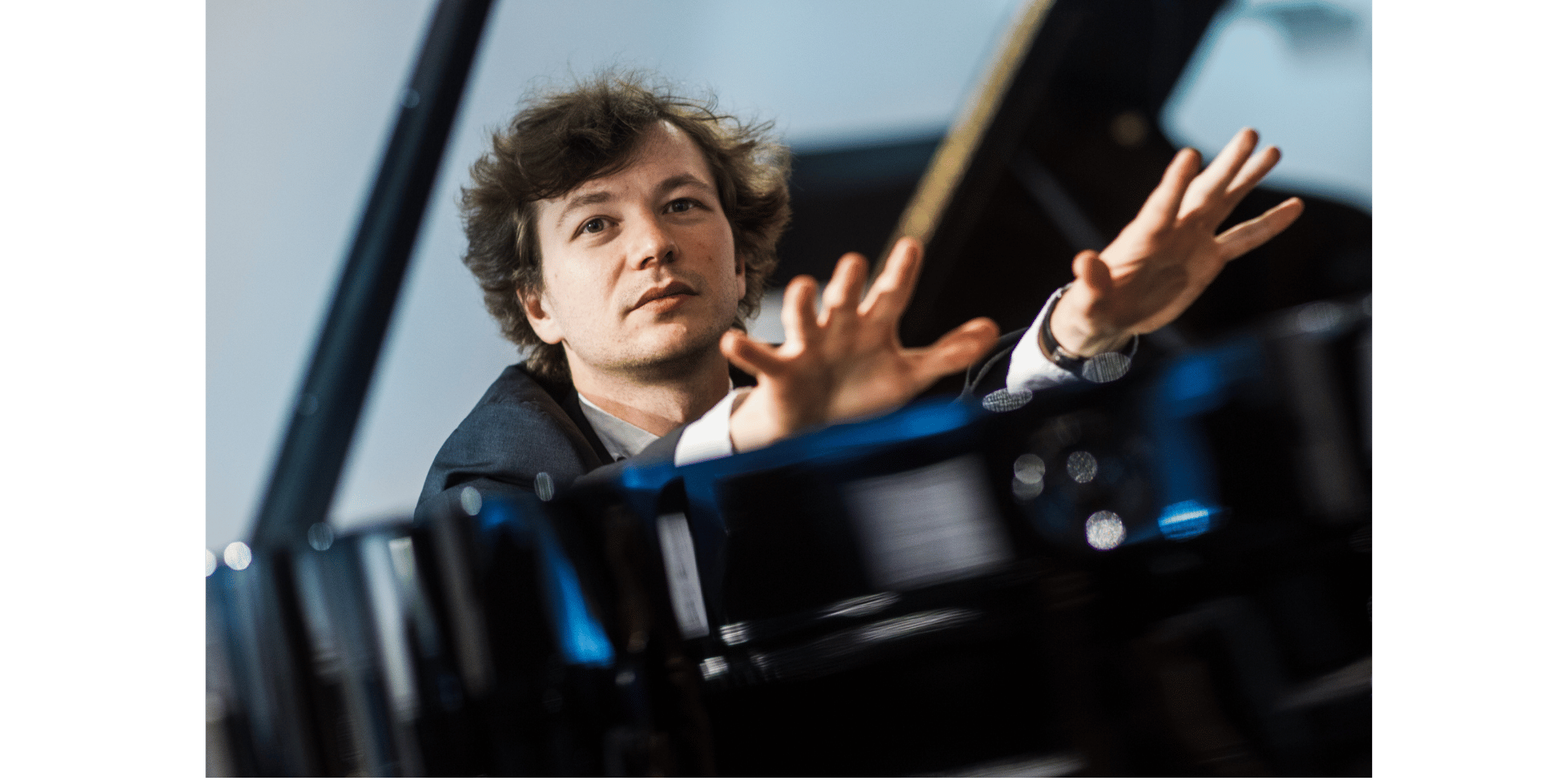 1 Mann hinter einem Klavier
