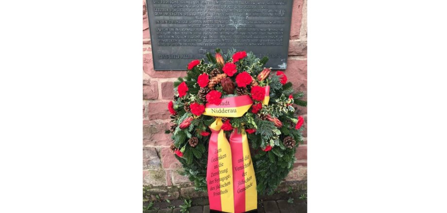 Kranz vor einer Gedenktafel