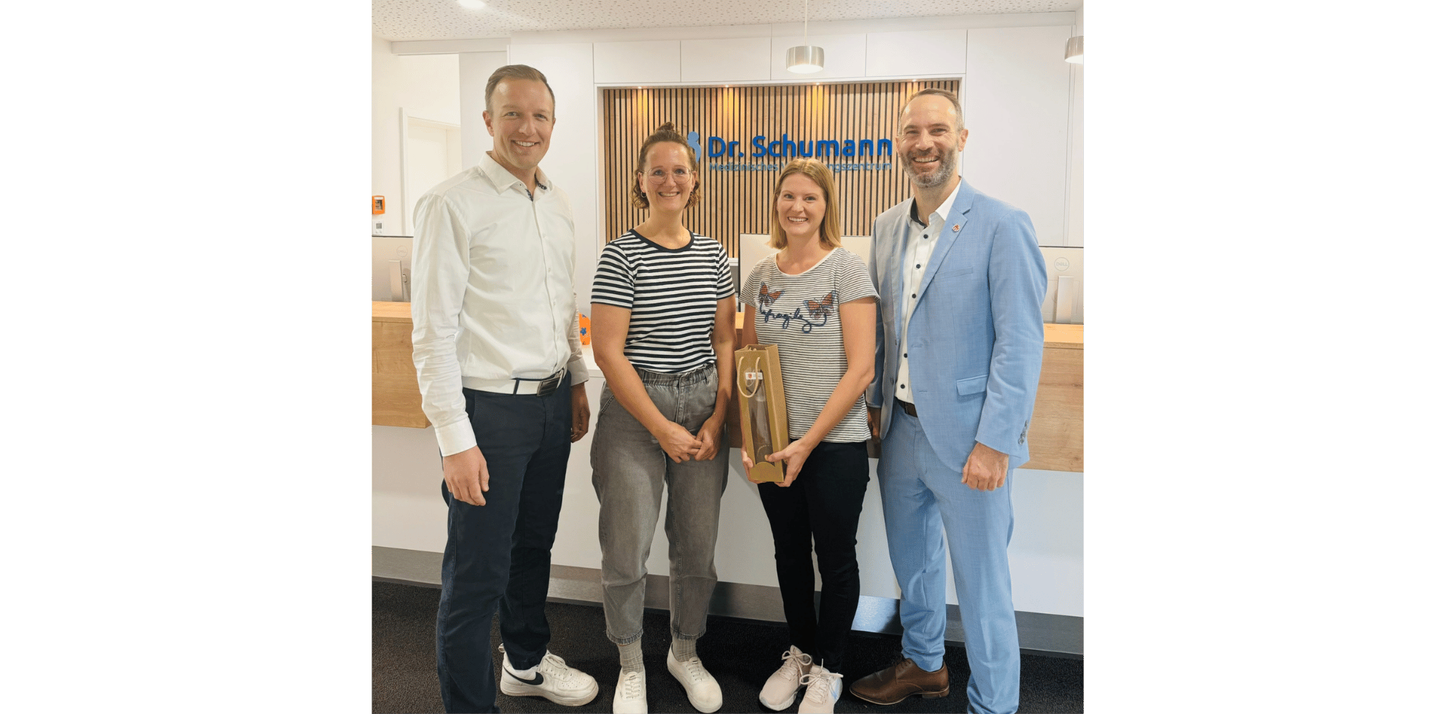 2 Frauen und 2 Männer stehend