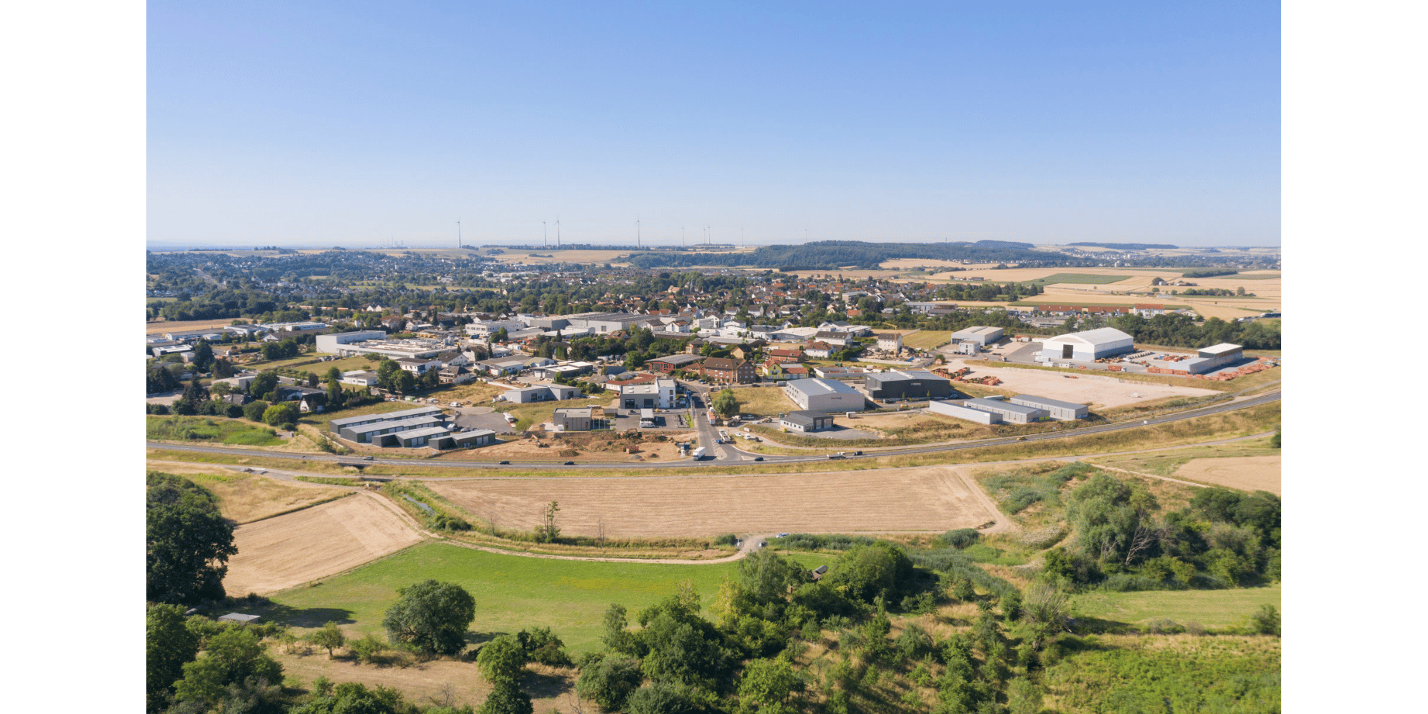 Landschaft mit Häusern und Wäldern