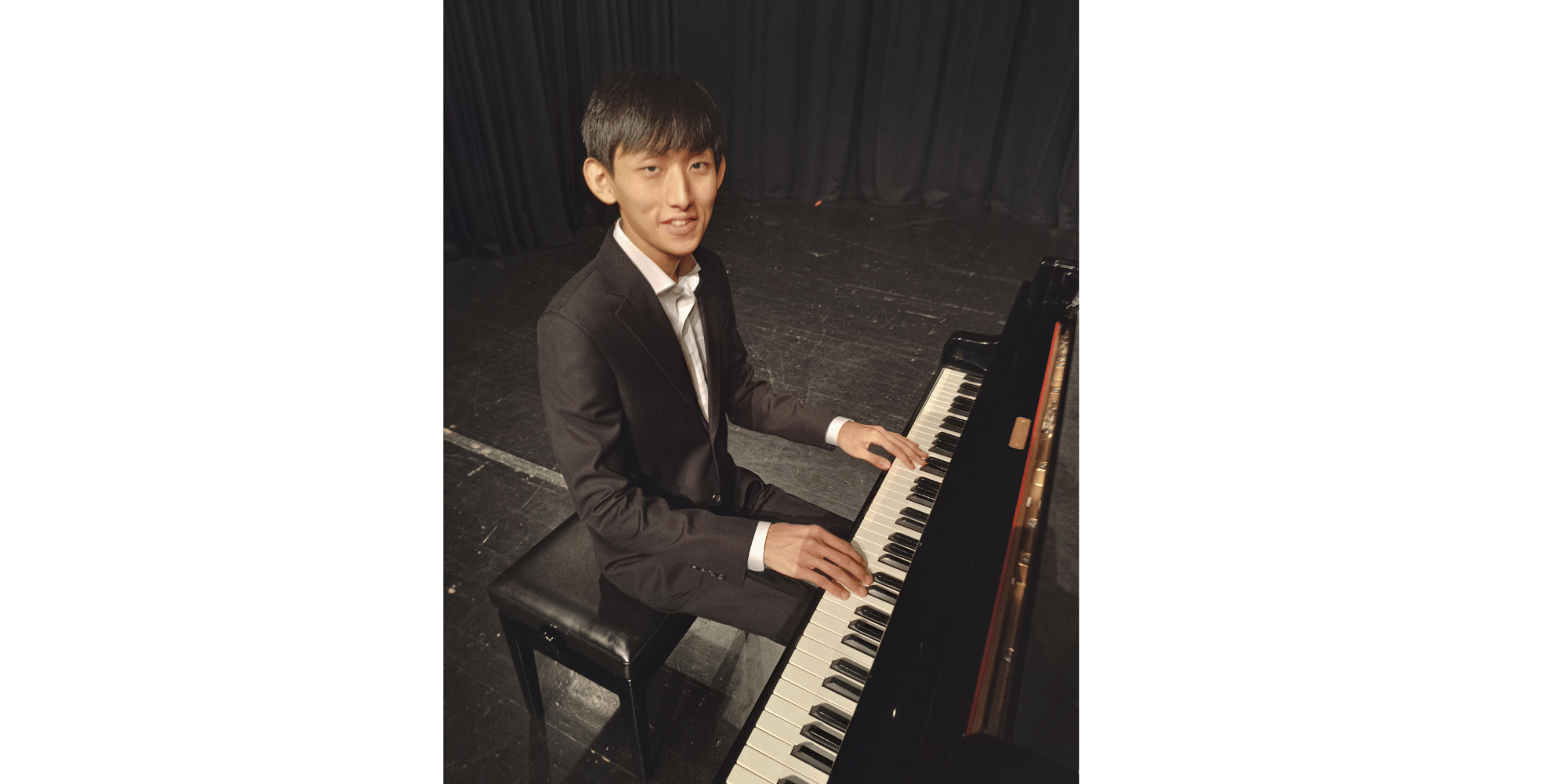 Mann sitzend am Klavier