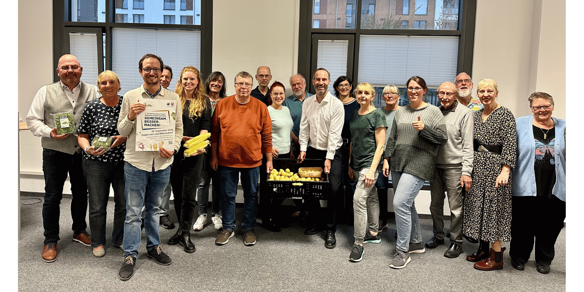 Eine Gruppe Frauen und Männer stehend