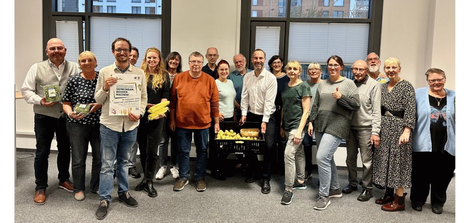 Eine Gruppe Frauen und Männer stehend