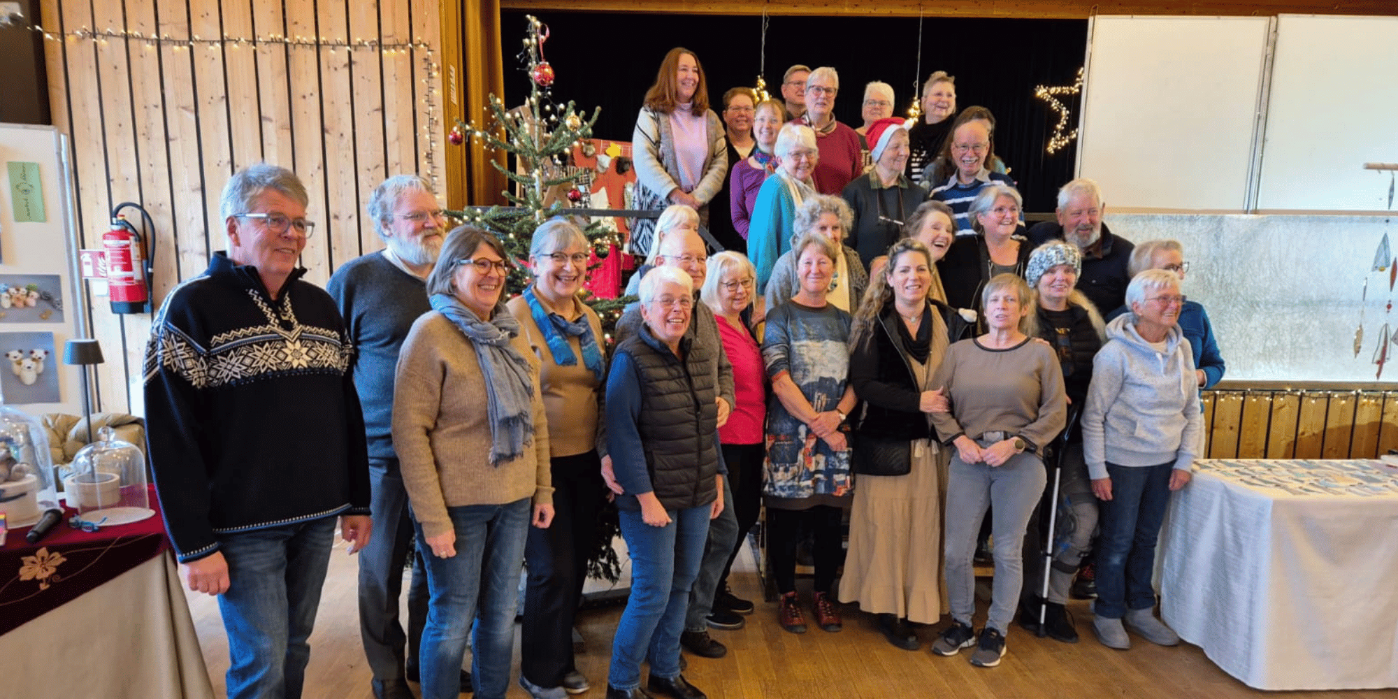Mehrere Personen stehend in einem Bürgerhaus