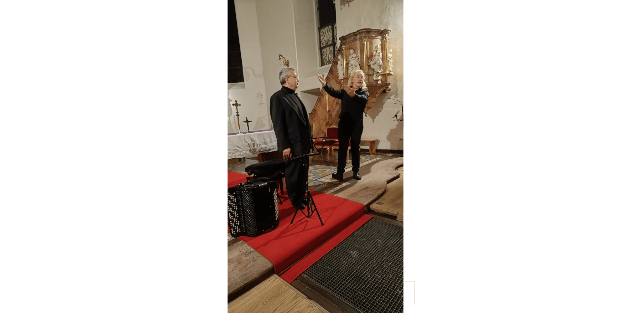 Zwei Männer in dunklen Anzügen in einer Kirche