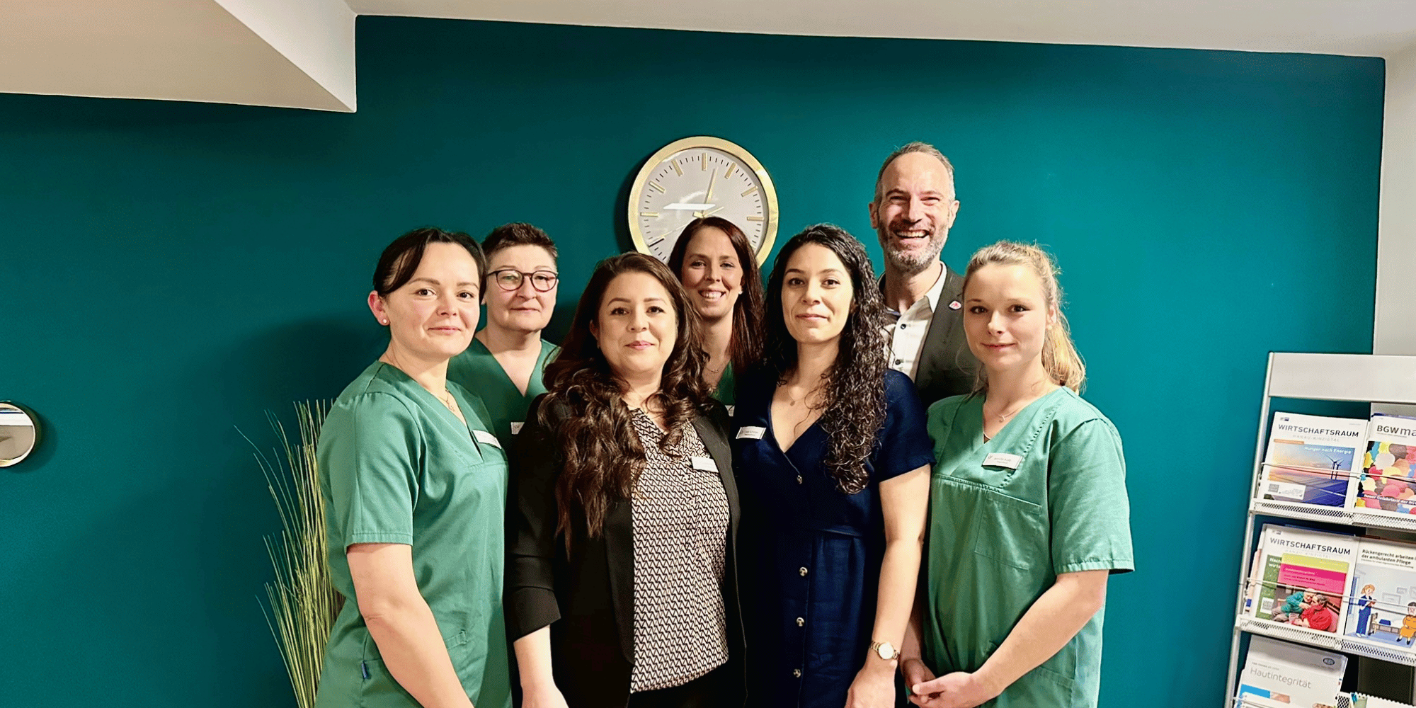 Mehrere Frauen und ein Mann stehend