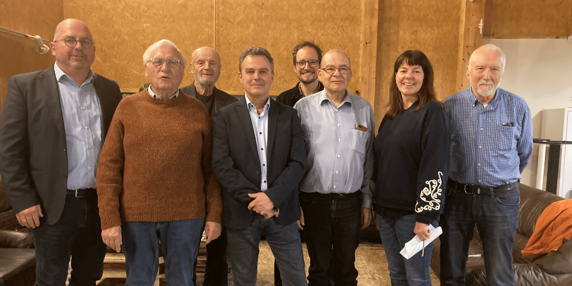 Mehrere Personen stehend